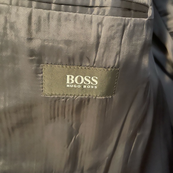 Vintage Hugo Boss wool suit. 44L. Charcoal Blue. Excellent condition. - Picture 4 of 12